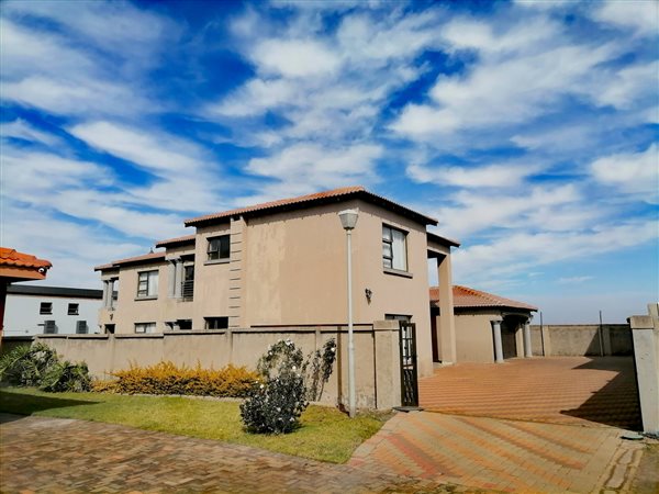 4 Bedroom House 4 Bedroom House