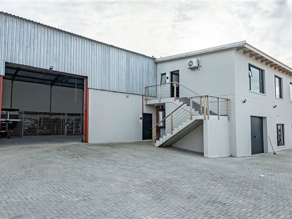 700 m² Industrial space 700 m² Industrial space